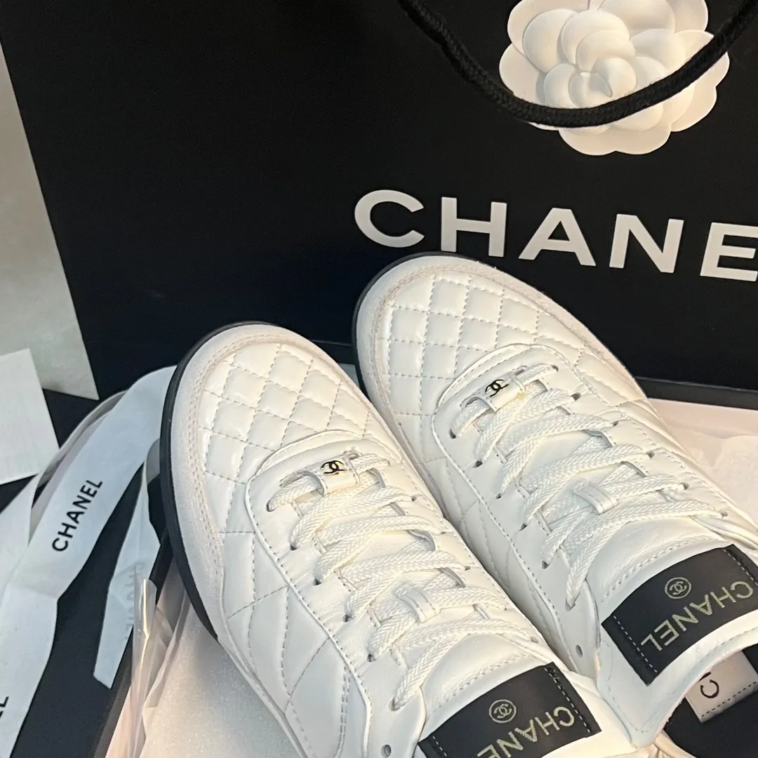 👟👟Ex-factory price 520👟👟 CHANEL 23s new spring and summer sneakers are now available❤️ Original purchased for development and production. Xiaoxiang’s casual sneakers this season have hit the Xiaohongshu INS. Various social platforms exploded like crazy! Classic design. The upper is electro-embroidered with various techniques. The outsole is fashionable and sporty. Extraordinary inclusion of a variety of panda shoe color elements. Lightweight and versatile❗️Not tired when you run wild❗️ Exquisitely packaged at the delivery counter🛍📦 ▪️Inner lining: original imported lambskin + rhombus craft ▪️Sole: original molded T👟👟Factory price U combination outsole ▪️Heel height: 2CM ▪️Size: Women's size 35-40